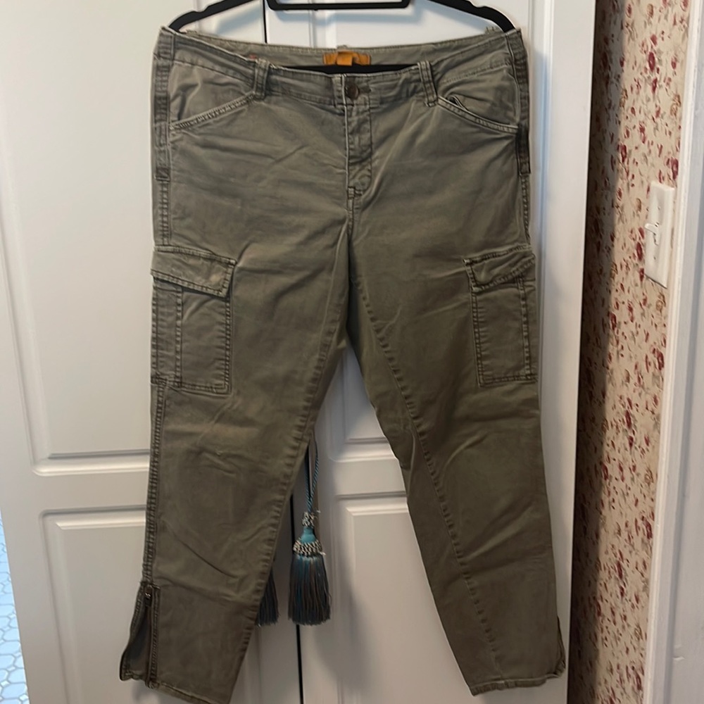 Great cargo army green skinny jeans with zipper ankle and spandex
